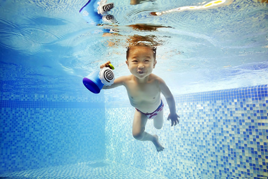嬰兒游泳館選紐恩泰空氣能熱泵，熱水節能又安全