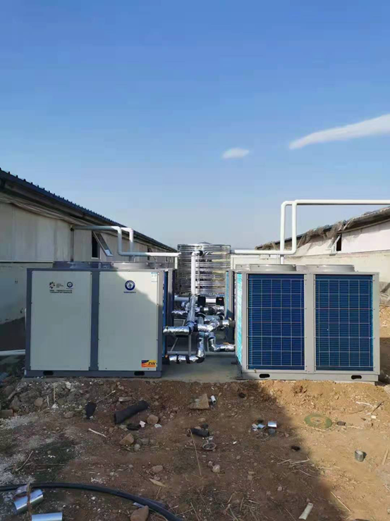 養豬場(chǎng)用紐恩泰空氣能熱泵，省錢(qián)省力還能提高豬的生長(cháng)速度