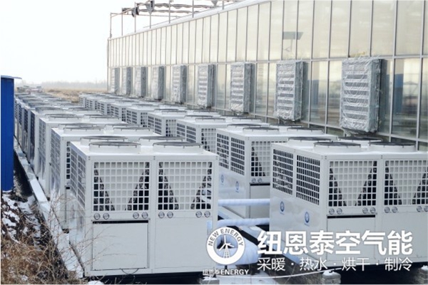 冷空氣來(lái)襲，農民兄弟用空氣能熱泵為植物大棚供暖