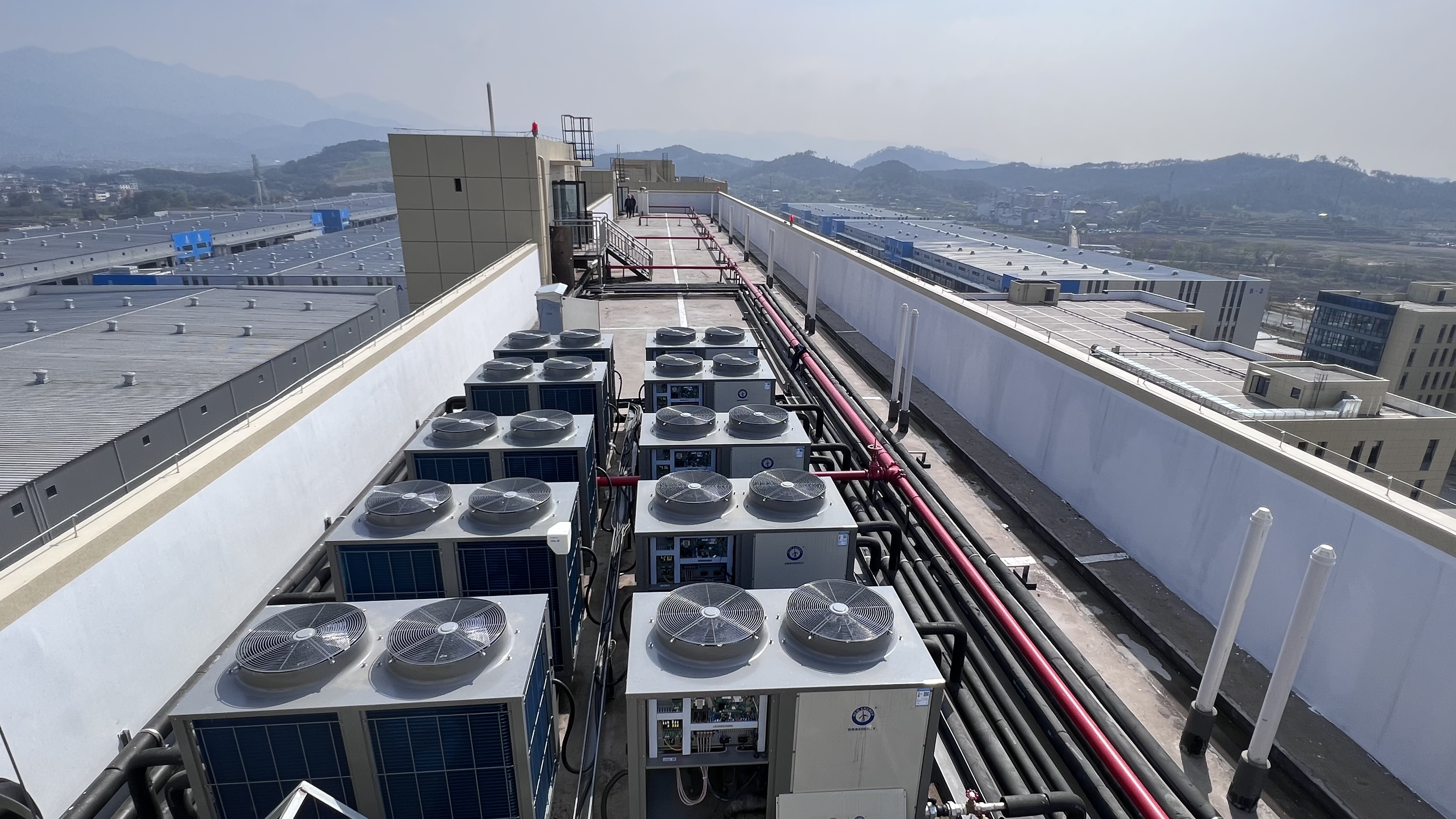 紐恩泰空氣能高端商用熱水空氣能熱泵熱水機組 進(jìn)駐智慧綜合物流港 節能顯著(zhù)獲客戶(hù)好評