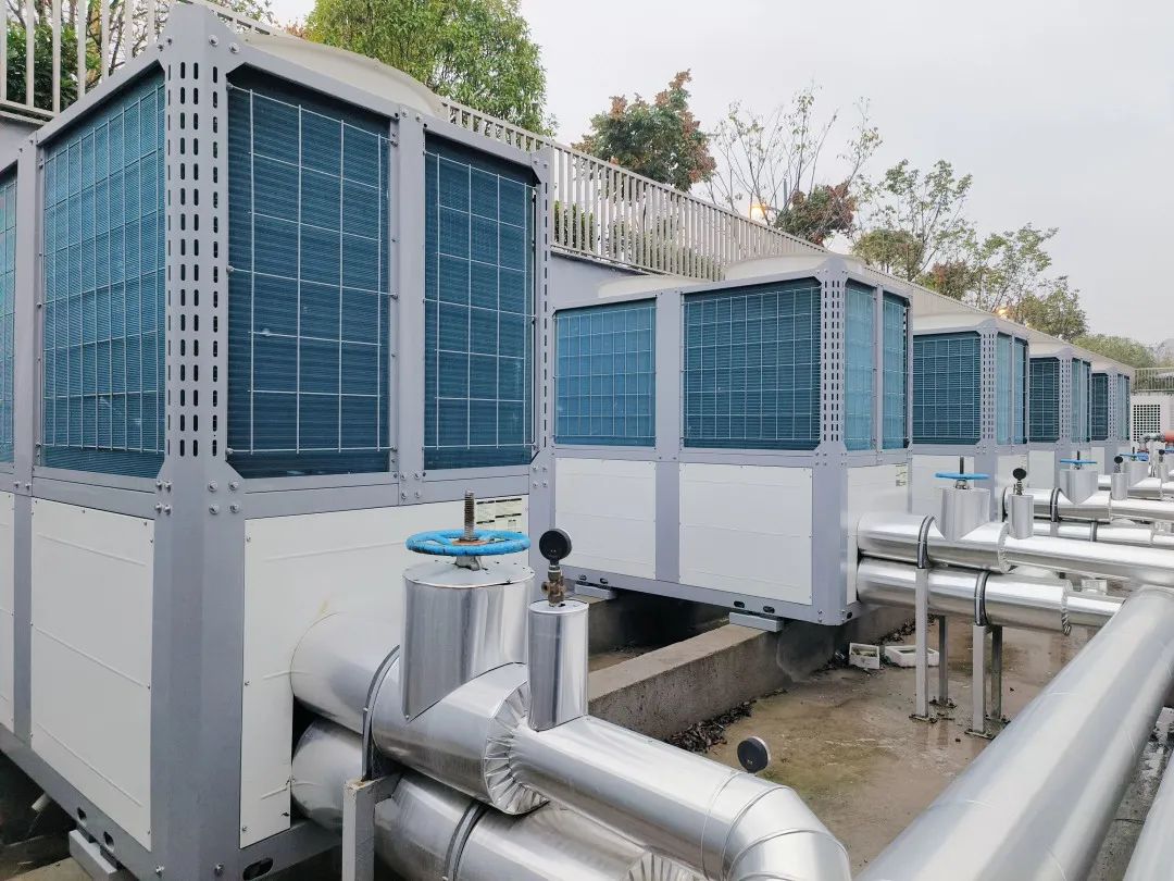 口碑案例丨120噸熱水空氣能熱泵工程，紐恩泰為醫院提供生活熱水保障！