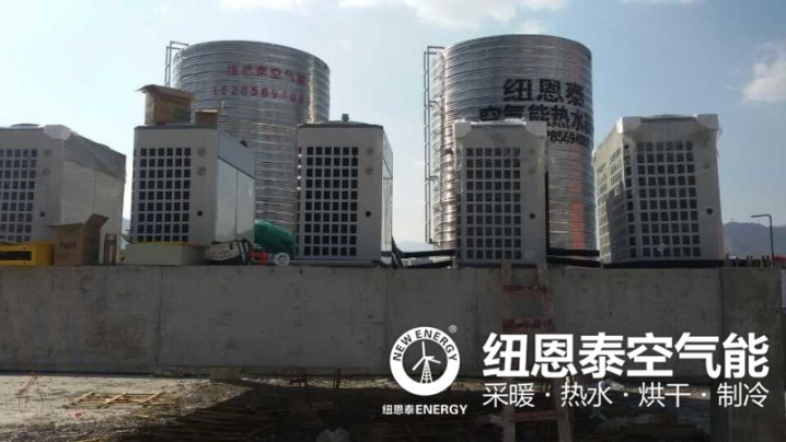 這個(gè)村子用空氣能熱泵集中供暖，比城里暖氣還舒服