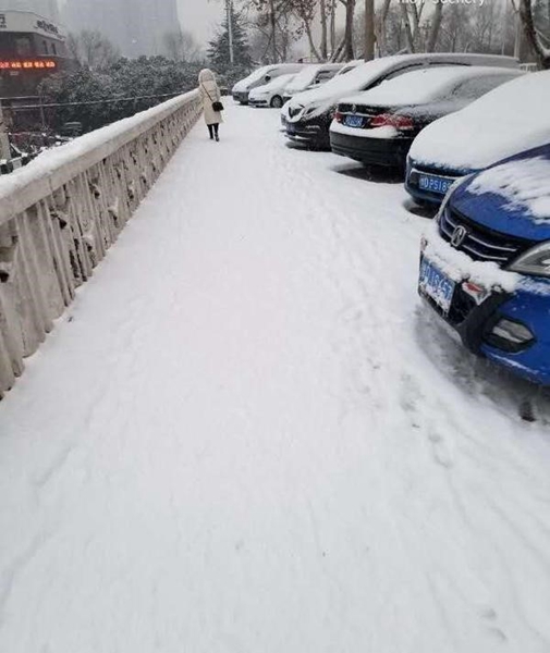 河南降雪降溫，居民用空氣源熱風(fēng)機取暖，室內溫暖如春