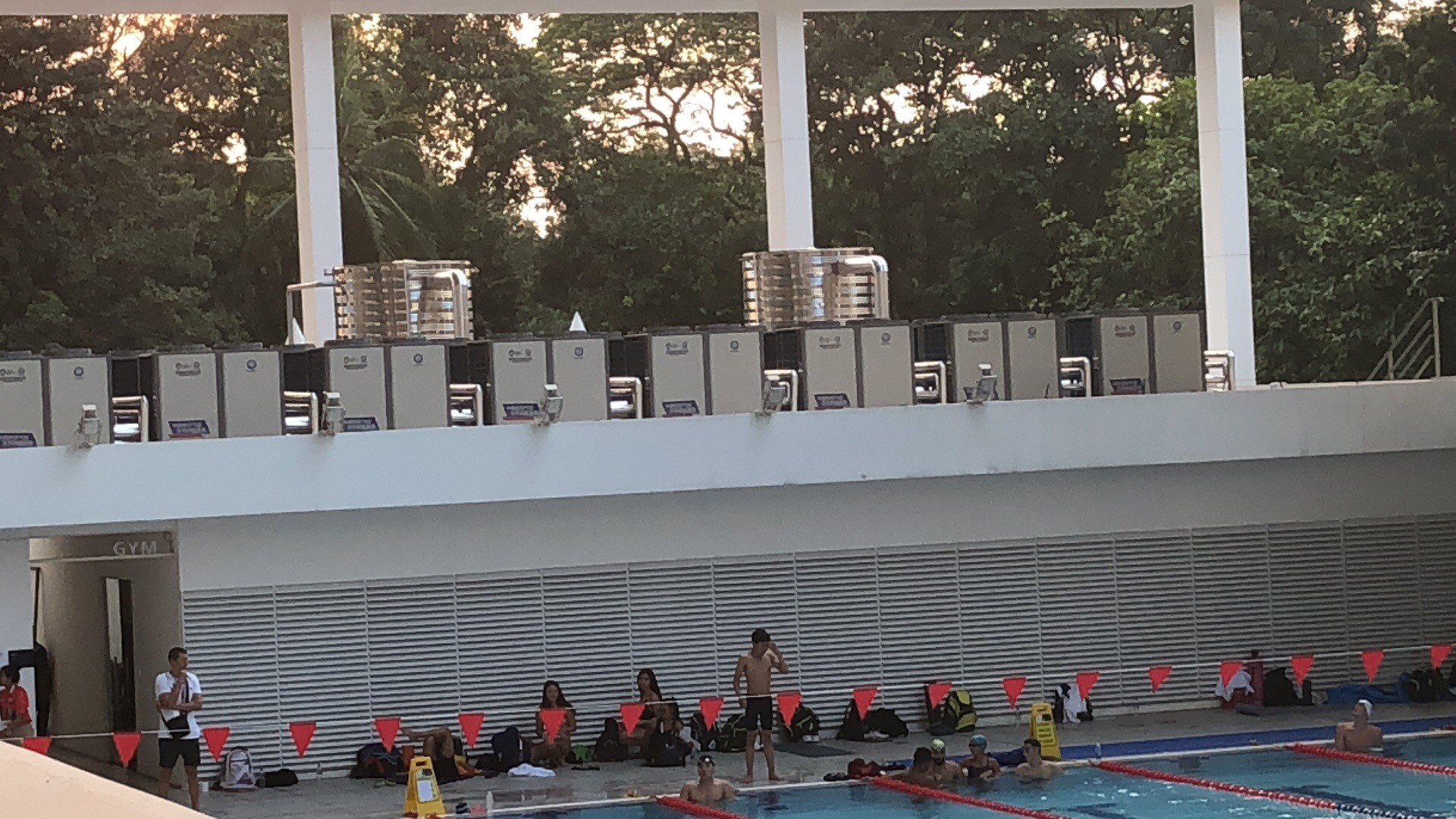 安全游泳池，我選紐恩泰泳池式空氣能熱泵