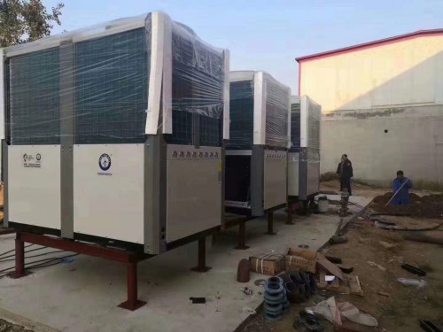 數九寒冬天，農民朋友忙用空氣能熱泵給家禽家畜取暖