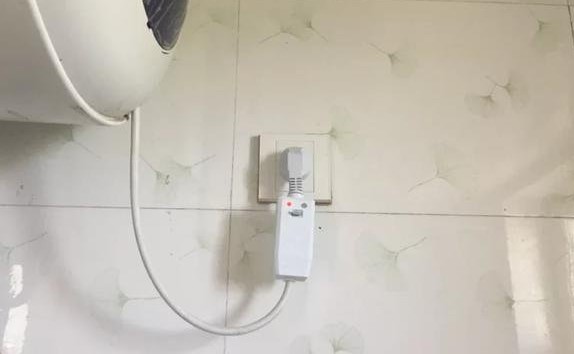 洗澡時(shí)要不要拔插頭？用空氣能熱水器，不拔插頭也安全