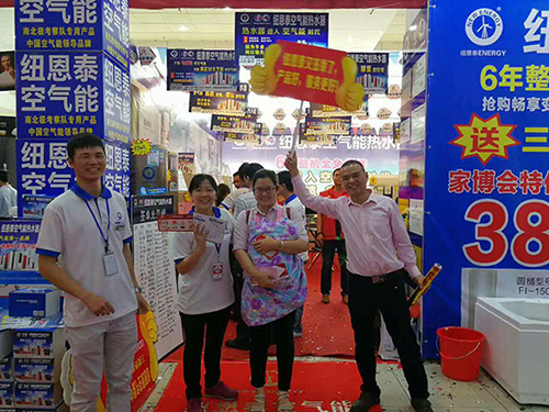 選對了空氣能熱水器，他們舉著(zhù)牌笑啦……