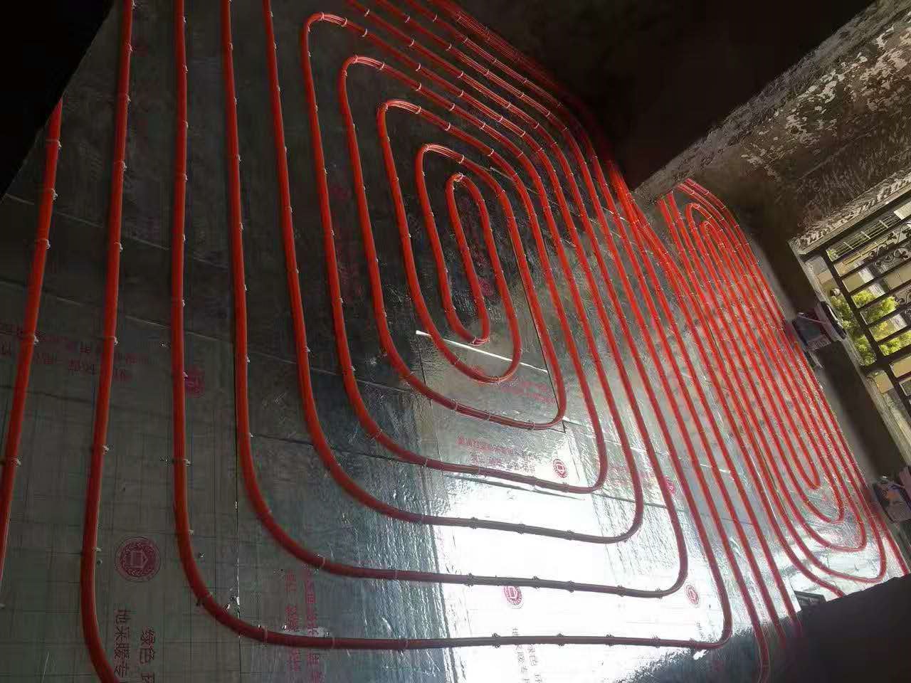 水與電的“交鋒”，空氣能地暖VS電地暖誰(shuí)更勝一籌